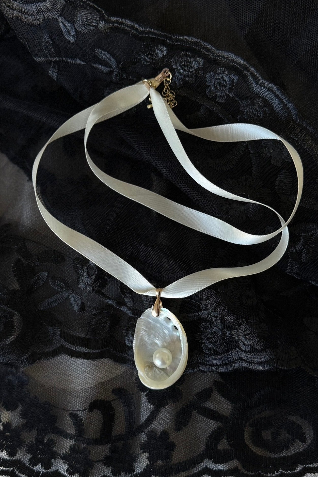 Venus Ballerina choker
