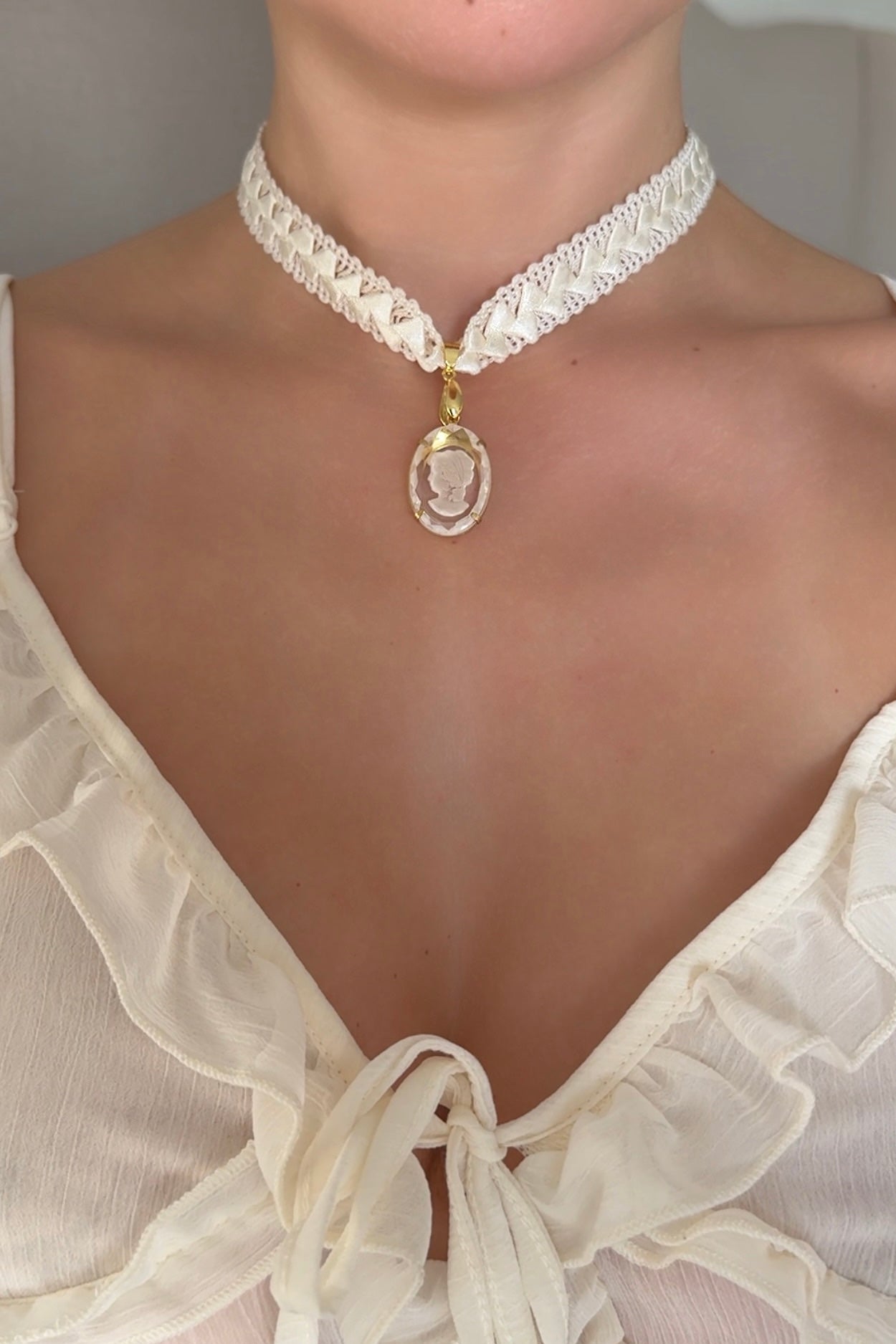 Venus Cameo Choker